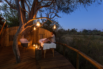 Little Machaba Camp: Massage unter Laternen