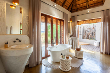 Little Madikwe Hills: Luxuriöses Badezimmer mit freistehender Badewanne
