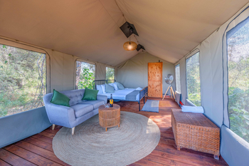 Losika Elephant Camp: Lounge-Sofa mit Wein auf Rattantisch