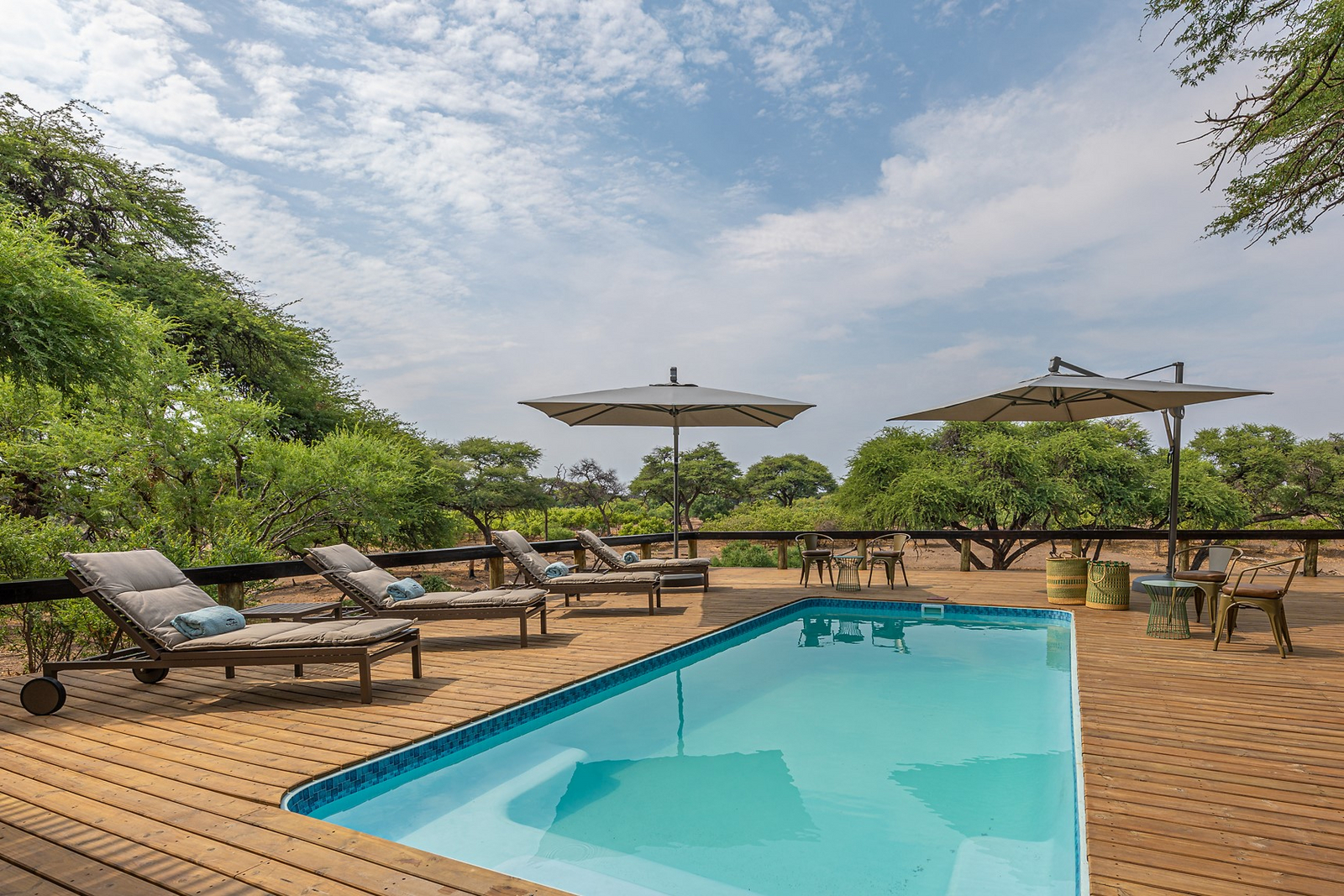 Mogotlho Safari Lodge Mogotlho Safari Lodge: Pool mit Sonnendeck