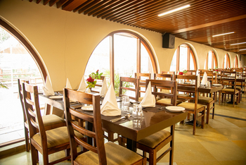 Om Vilas: Tische im Machaan-Restaurant