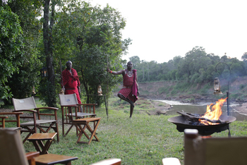 Sentinel Mara Camp: Stuhlkreis um Feuerschale