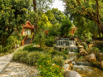 Taj Corbett Resort & Spa: Wasserfall im Garten