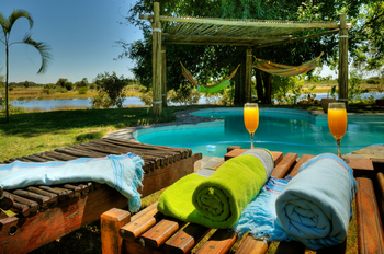 Thamalakane River Lodge: Pool mit Liegen