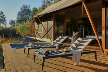 Tuludi Camp: Plunge Pool und Liegestühle