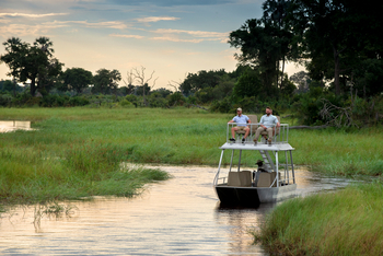 Xigera Safari Lodge Xigera Safari Lodge: Motorboot mit Aussichtsdeck