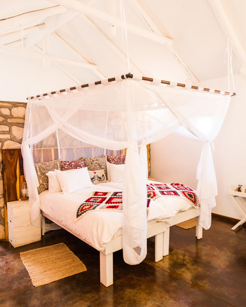 Kalahari Farmhouse: Doppelbett mit Moskitonetz