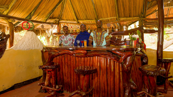Lake Natron Tented Camp: Lounge mit Handgeschnitztem Holztheke im Tageslicht