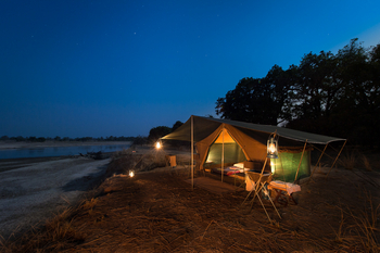 Luangwa Bush Camping Luangwa Bush Camping: Zelt in der Dunkelheit