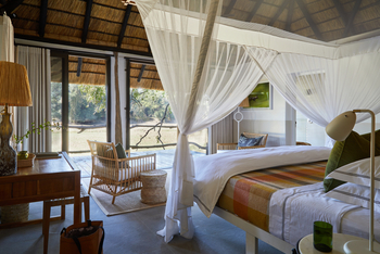 Mfuwe Lodge: Doppelbett mit Moskitonetz