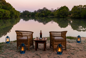 Mukambi Fig Tree Bush Camp: Zwei Sessel am Wasser