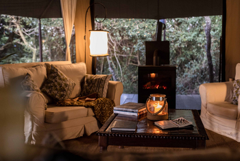 Ngare Serian Camp: Sitzbereich mit Kamin