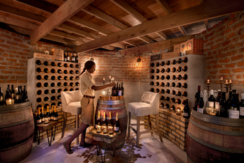 Nyamatusi Camp Nyamatusi Camp: Weinregal