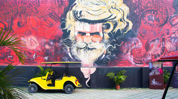 Om Vilas: Wandgemälde und Elektrofahrzeug