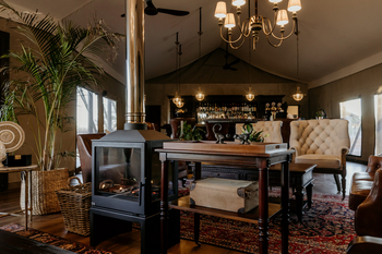 Otjiwa Thornbush Tented Camp: Lounge mit modernem Kamin und Bar