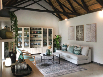 Sabi Sabi Bush Lodge: Lounge mit Naturmotiven und Pflanzen