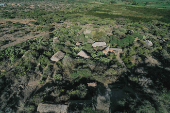 Tindiga Tented Camp: Vogelperspektive der Strohhütten im Busch