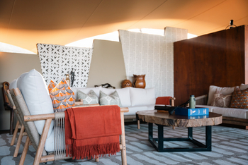 Chicari Camp: Lounge mit Sesseln und Sofas
