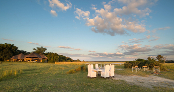 Chobe Savanna Lodge: Dinner vor der Lodge