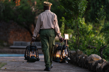 Elewana Serengeti Migration Camp: Mitarbeiter mit Laternen