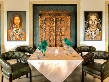 Etosha Oberland Lodge Etosha Oberland Lodge: Esstsch vor Kunst