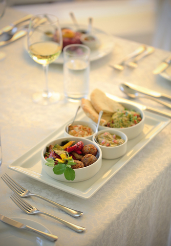 Hemingways Nairobi: Tisch mit Speisen