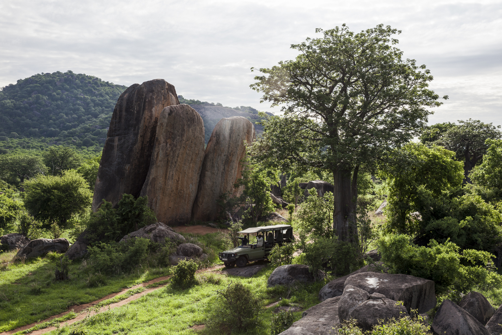 Jabali Ridge Camp Jabali Ridge Camp: Game Drive zwischen Felsen