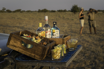 Kalahari Plains Camp: Pause im Busch bei Sonnenuntergang