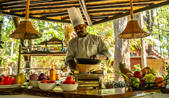 Kanha Jungle Lodge: Küche und Dining