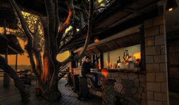 Ken River Lodge: Bar Im Abendlicht