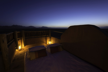 Kulala Desert Lodge: Bett unter freiem Himmel