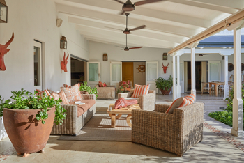 La Clé Village: Domain - Sofas unter einem VOrdach