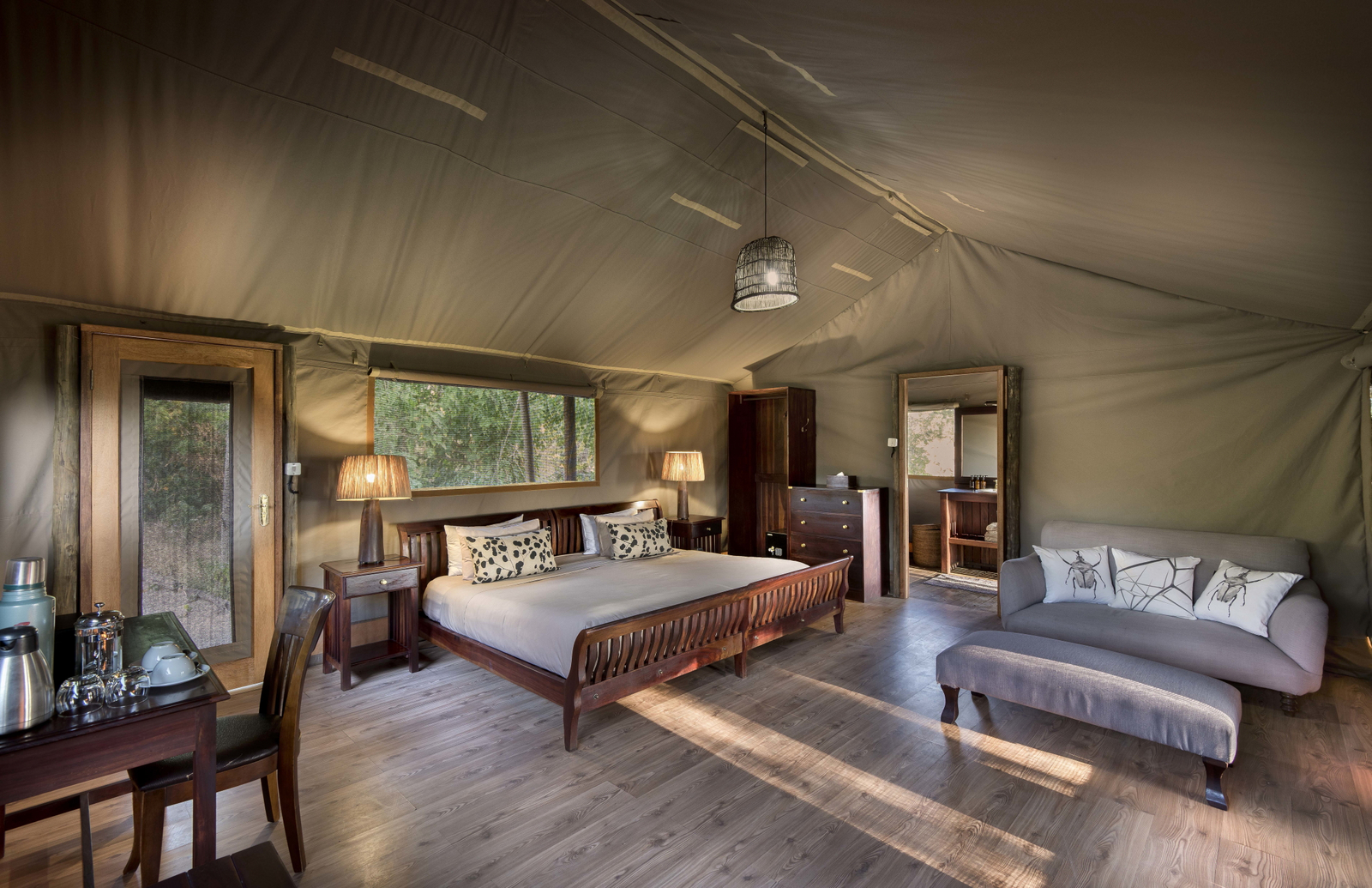 Linyanti Bush Camp Linyanti Bush Camp: Doppelbett und Schreibtisch