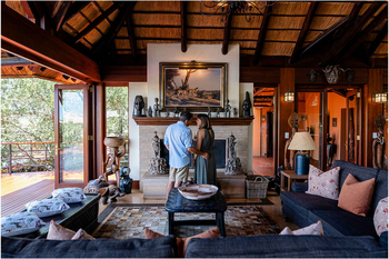 Mateya Safari Lodge: Lounge mit Kunst und Kaminfeuer