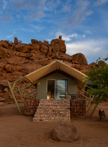 Ondjamba Hills: Lage unter Felsen