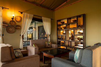 Serengeti Mara River Camp: Lounge Sitzbereich