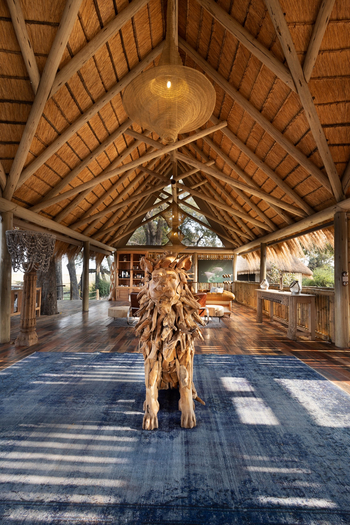 Sitatunga Private Island Camp: Löwenstatue frontal