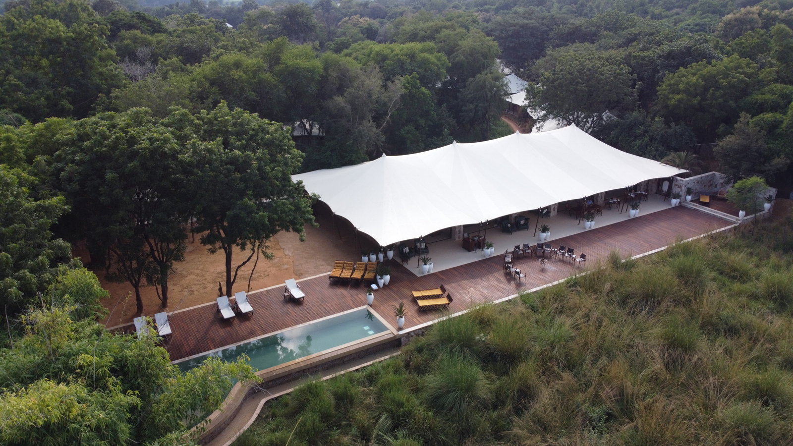 Sujan Sher Bagh Sujan Sher Bagh: Pool, Restaurant Terrasse und Gemeinschaftszelt aus der Vogelperspektive