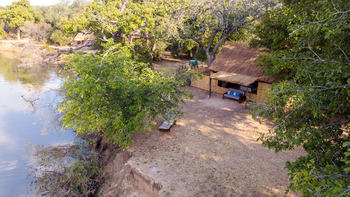 Takwela Camp Takwela Camp: Lage am Fluss - altes Chalet