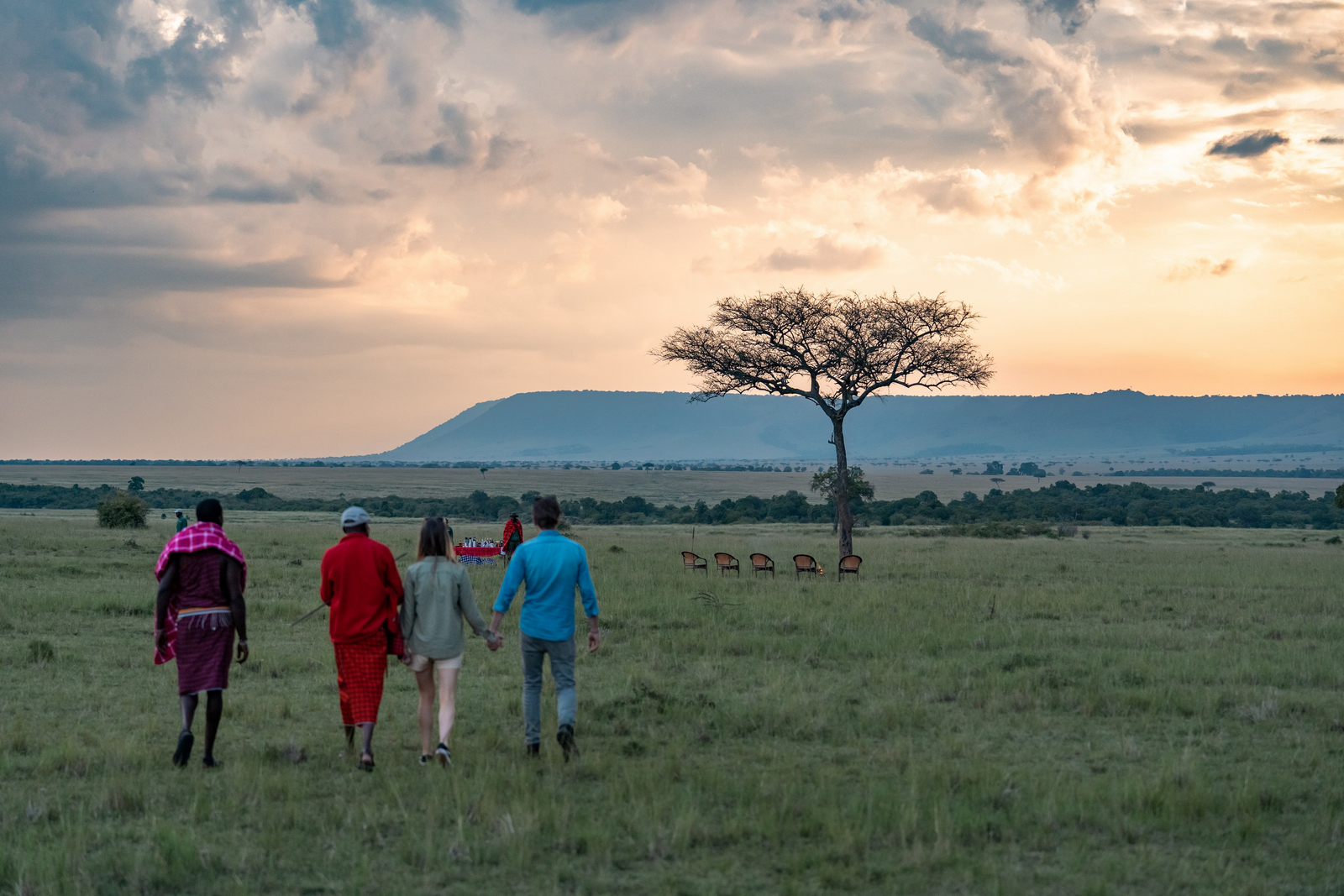 Tangulia Mara Camp Tangulia Mara Camp: Spaziergang zum Lagerfeuer