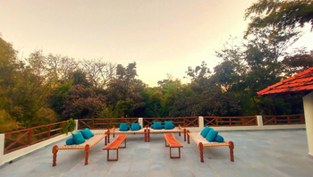 Bandhavgarh Jungle Lodge: Dachterrasse mit Liegen