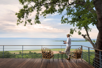 Bumi Hills Safari Lodge: Deck mit Stühlen