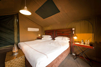 Camp Savuti: Doppelbett mit Nachttisch