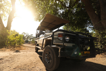 Chilo Mahove Tented Camp: Geländefahrzeug