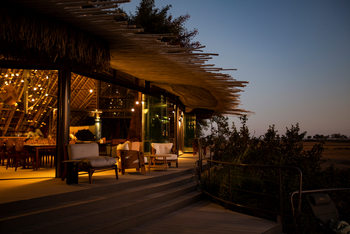 Jao Camp: Speisesaal mit Terrasse