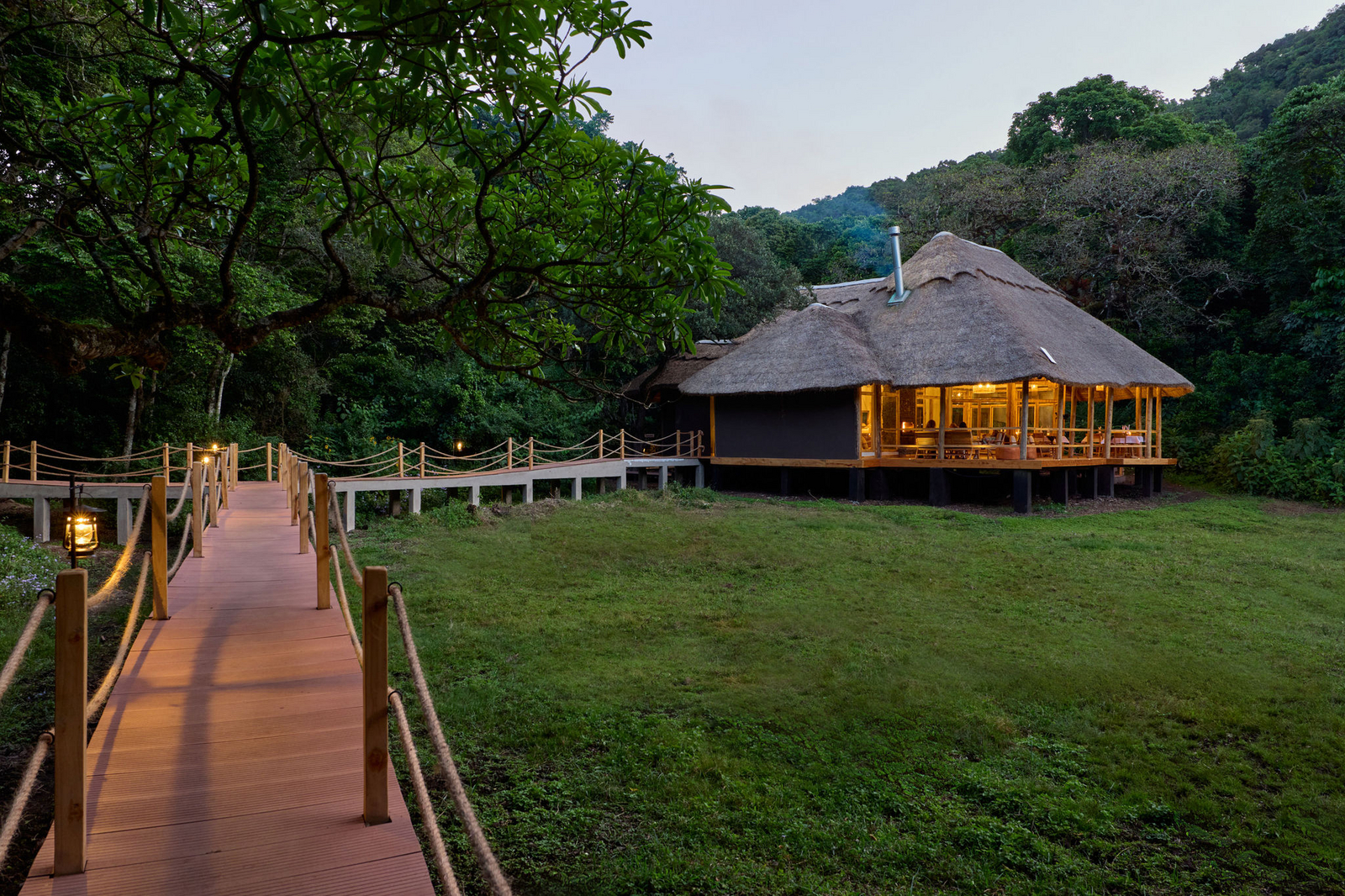 Koroi Forest Camp Koroi Forest Camp: Hauptbereich am Abend