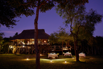 Laba Siwandu Camp: Lodge bei Nacht