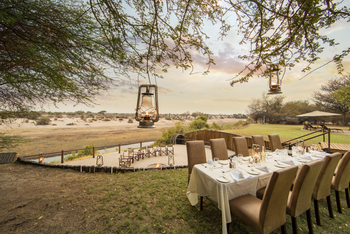 Leroo La Tau Lodge: Hauptgebäude - Dinnertafel