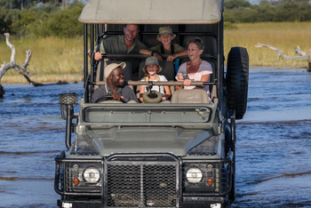 Little Vumbura Camp: Querung von Tiefwasser