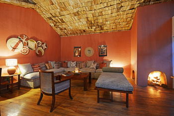 Mahogany Springs Safari Lodge: Kamin und Lounge